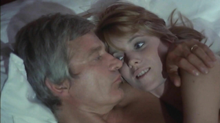 Паула Мур в обнажённой сцене из «Партии удовольствий» Она показывает нам свои сиськи.