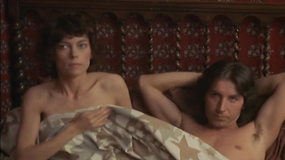 Daniele Gegauff in scena di nudo. Ci mostra le sue tette, il sedere e il cespuglio, inclusa la nudità frontale completa.