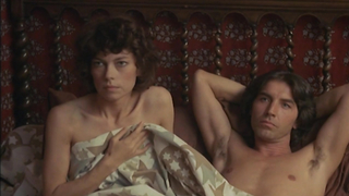 Daniele Gegauff in scena di nudo. Ci mostra le sue tette, il sedere e il cespuglio, inclusa la nudità frontale completa.