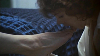 Daniele Gegauff in scena di nudo. Ci mostra le sue tette, il sedere e il cespuglio, inclusa la nudità frontale completa.