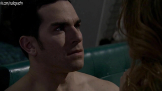 Sara Wiseman a l'air plutôt chaude dans une scène de sexe.- The Almighty Johnsons s01e03 (2011)