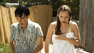 2012'de vizyona giren La baie d'Alger. Margaux Chatelier bize göğüslerini ve kıçını gösteriyor.