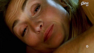Julie Gayet ci mostra le sue tette e il suo culo in una scena di sesso. - Amoreuse (2011)