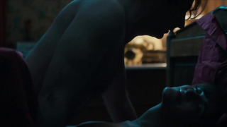 Victoria Bedos'un klipte klasik misyoner pozisyonunda sikildiği görülüyor