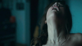 Victoria Bedos'un klipte klasik misyoner pozisyonunda sikildiği görülüyor