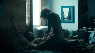 Victoria Bedos'un klipte klasik misyoner pozisyonunda sikildiği görülüyor