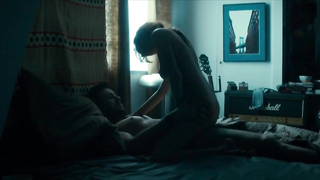 Victoria Bedos'un klipte klasik misyoner pozisyonunda sikildiği görülüyor