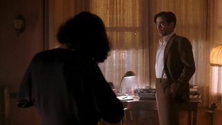 Idina Menzel Ask the Dust'tan çıplak sahnede. Bize poposunu gösteriyor.