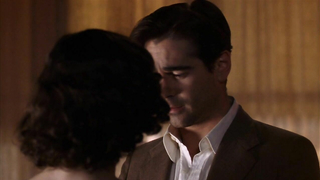 Idina Menzel Ask the Dust'tan çıplak sahnede. Bize poposunu gösteriyor.