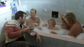 Эшер Кедди в обнаженной сцене из Love My Way. Она показывает нам свои сиськи и куст в сексуальной сцене.