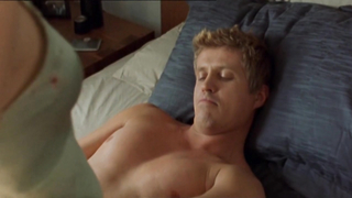 Эшер Кедди в обнаженной сцене из Love My Way. Она показывает нам свои сиськи и куст в сексуальной сцене.