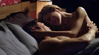 Rachael Taylor nue, Liliya May nue, scène dans Any Questions for Ben (2012)