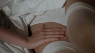 Katell Laennec dans une scène lesbienne nue de Malabimba. Elle nous montre ses seins, ses fesses et son buisson