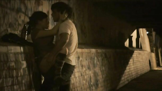 В начале клипа видно, как Джиллиан Алекси трахает ее партнер-мужчина. В начале клипа видно, как Джиллиан Алекси трахает ее партнер-мужчина, причем очень жестко, на полу, заставив ее лечь на пол, раздвинув ноги.