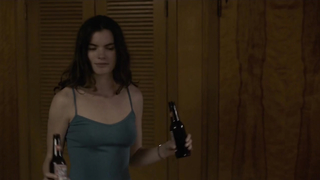 Kaley Ronayne çıplak, Jodi Balfour Quarry'deki seksi sahne s01e06 (2016)