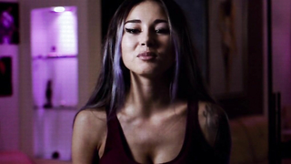 Diana Melison klipte resimlerinin ekranda yayınlanmasıyla görülüyor.