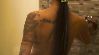 Diana Melison klipte resimlerinin ekranda yayınlanmasıyla görülüyor.