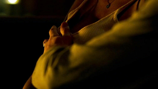 Diana Melison klipte resimlerinin ekranda yayınlanmasıyla görülüyor.