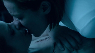 Cody Renee Cameron, Jena Malone Scena lesbica in The Neon Demon (2016)