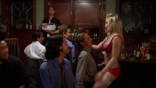 Jessica Kiper dans une scène de nu de Sex and Death 101. Elle nous montre ses seins.