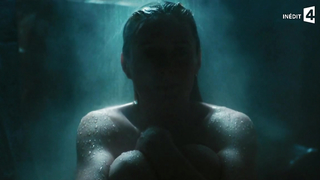Nude Charlie Bruno ci mostra il suo seducente corpo nudo - Loin de chez nous s01e02-05 (2016)