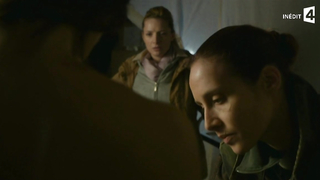 Nude Charlie Bruno ci mostra il suo seducente corpo nudo - Loin de chez nous s01e02-05 (2016)