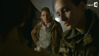 Nude Charlie Bruno ci mostra il suo seducente corpo nudo - Loin de chez nous s01e02-05 (2016)