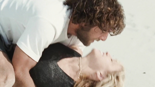 Klipte Madonna yatakta tamamen çıplak yatarken görülüyor