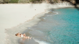 Klipte Madonna yatakta tamamen çıplak yatarken görülüyor