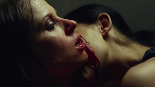 Ashley C. Williams in einer Nacktszene von Julia. Sie zeigt uns ihre Titten in einer Lesbenszene.