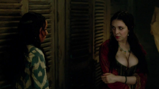 Lise Slabber, Black Sails'den çıplak sahnede. Oldukça seksi görünüyor.