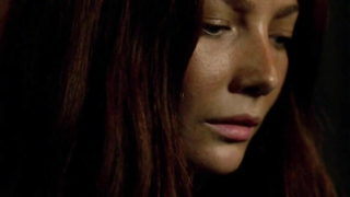 Lise Slabber, Black Sails'den çıplak sahnede. Oldukça seksi görünüyor.