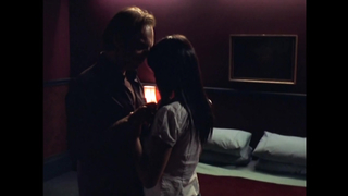 Emma Lung nella clip viene mostrata mentre fa sesso con il suo partner.