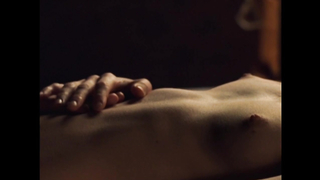 Emma Lung nella clip viene mostrata mentre fa sesso con il suo partner.