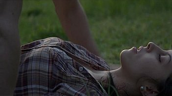 Junges Paar fickt im Freien