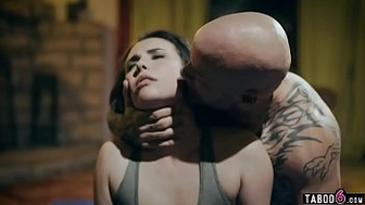 Attrice con un atteggiamento egoista sbattuta da uno stuntman