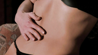 Karanlıkta Fısıltılar (1992) filmindeki Deborah Kara Unger ve Annabella Sciorra seks sahnesi