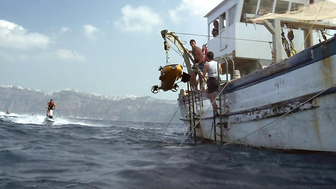 Angelina Jolie, Lara Croft'un seksi sahnesinde. Tomb Raider: Yaşamın Beşiği. Seks sahnesindeki bikinisiyle oldukça ateşli.