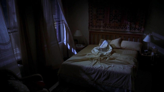 Elisabeth Shue in einer sexy Szene aus Hollow Man. Elisabeth Shue sieht in dieser Unterwäsche-Sexszene ziemlich heiß aus.