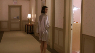 Рона Митра обнаженная, сцена с грудью в фильме «Полый человек» (2000)