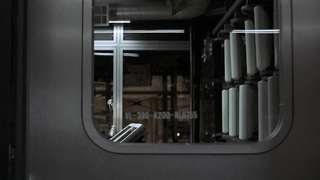 Kim Dickens nua, cena de peitos em Hollow Man (2000)