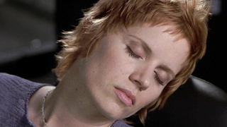 Kim Dickens nua, cena de peitos em Hollow Man (2000)