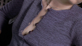 Kim Dickens nua, cena de peitos em Hollow Man (2000)