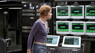 Kim Dickens nua, cena de peitos em Hollow Man (2000)