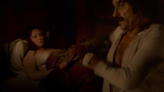 Paula Malcomson nue, Ashleigh Kizer nue, scène de seins dans Deadwood s03e11 (2006)