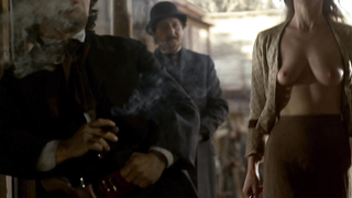 Paula Malcomson nue, Ashleigh Kizer nue, scène de seins dans Deadwood s03e11 (2006)