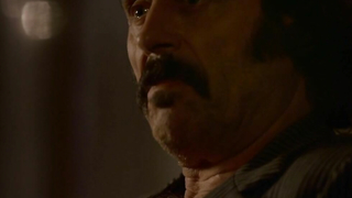 Ashleigh Kizer'ın Deadwood s02e11 (2005) filmindeki çıplak sahnesi. Bize göğüslerini gösteriyor.