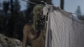 Alanna Forte çıplak, Iren Levy çıplak, bize göğüslerini gösteriyor - Kırmızı Başlıklı Kız (2015)