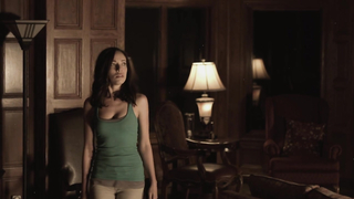 Alanna Forte çıplak, Iren Levy çıplak, bize göğüslerini gösteriyor - Kırmızı Başlıklı Kız (2015)