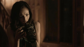 Alanna Forte çıplak, Iren Levy çıplak, bize göğüslerini gösteriyor - Kırmızı Başlıklı Kız (2015)